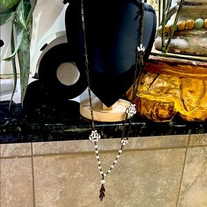 Black and White Teardrop Pendant Necklace. J94